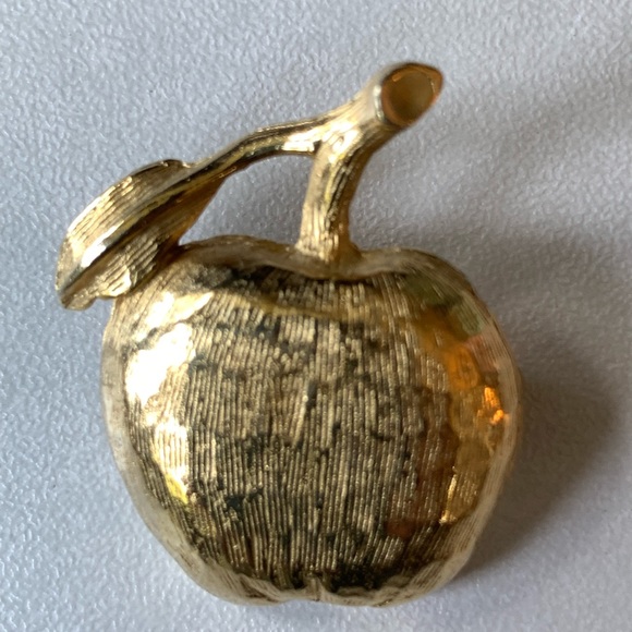 Les Bernard Inc Vintage Goldtone Apple Brooch - Picture 2 of 7